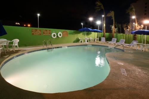 Bazén v ubytování Holiday Inn Express & Suites Toluca Zona Aeropuerto by IHG nebo v jeho okolí