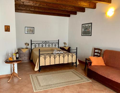 卡拉塔菲米的住宿－特納特塞傑斯塔農家樂，一间卧室配有一张床和一张沙发