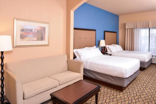 En eller flere senger på et rom på Holiday Inn Express Hotel & Suites Wichita Falls, an IHG Hotel