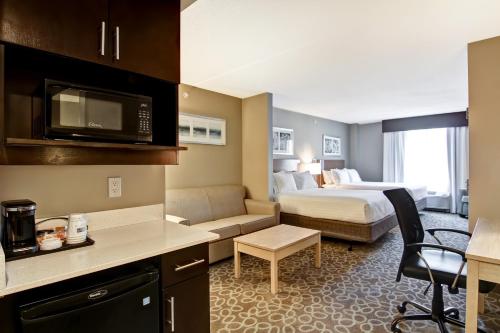 Photo de la galerie de l'établissement Holiday Inn Express & Suites Oshawa Downtown - Toronto Area, an IHG Hotel, à Oshawa