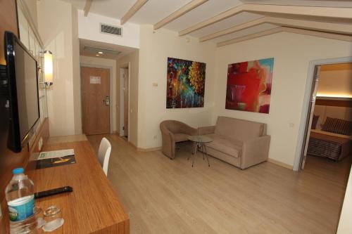 TV a/nebo společenská místnost v ubytování AQI Pegasos Resort