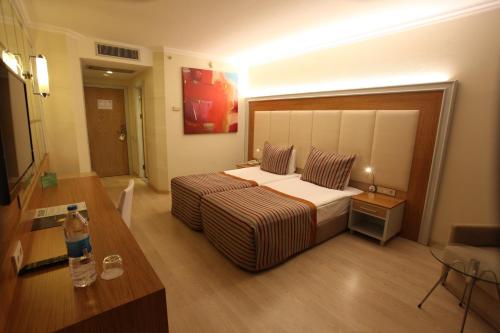 Кровать или кровати в номере Pegasos Resort