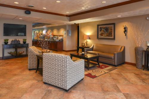 vestíbulo con sofá, sillas y mesa en Holiday Inn Express Morgantown, an IHG Hotel en Morgantown