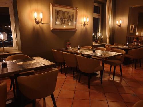 a dining room with tables and chairs in a restaurant at Hotel Knipper in Lastrup