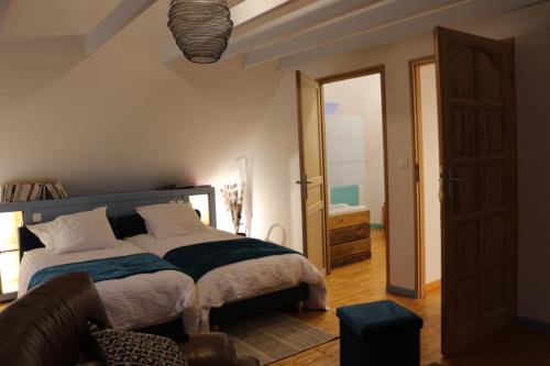 1 dormitorio con cama y sofá en Chaumière d'Albâtre -Gîte-Détente nature et bien être, en Ourville-en-Caux