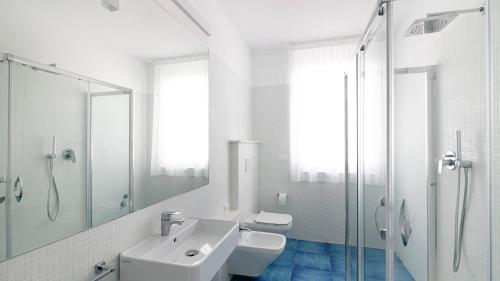 Bilik mandi di Rivazzurra Homes - B