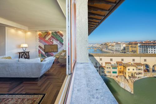 ein Wohnzimmer mit Stadtblick in der Unterkunft Apartments Florence - Dreams Over Ponte Vecchio in Florenz