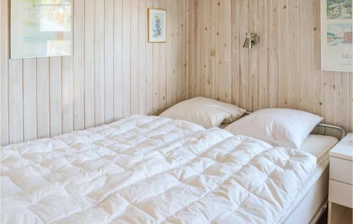 ÅlbækにあるAmazing Home In lbk With Wifiの白いベッドが備わるお部屋です。