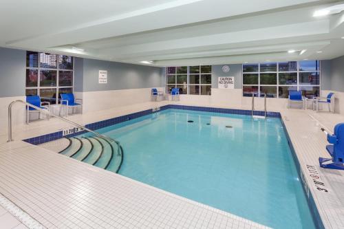 ein großes Schwimmbad in einem Krankenhaus in der Unterkunft Holiday Inn Express & Suites Downtown Ottawa East, an IHG Hotel in Ottawa