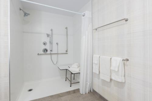 Et badeværelse på Holiday Inn Express & Suites Moncton, an IHG Hotel
