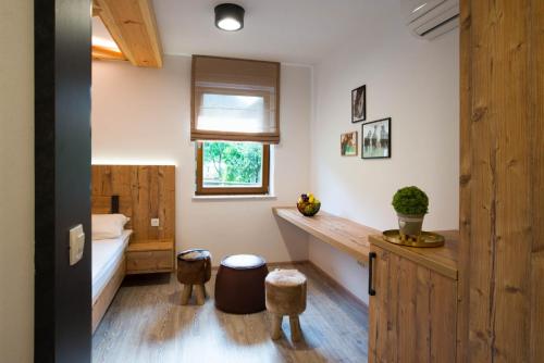 bagno con lavandino e servizi igienici in camera di Pr Anzl a Bled