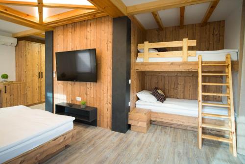 Двуетажно легло или двуетажни легла в стая в Pr Anzl