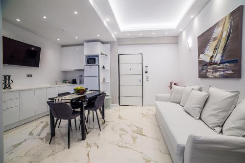 Area tempat duduk di Amazing apartment in Glyfada center