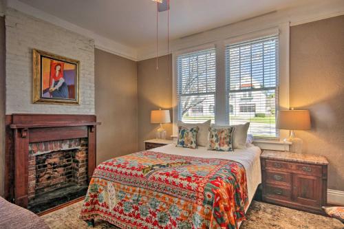 um quarto com uma cama e uma lareira em Charming 1916 Bungalow about 3 Miles to Augusta Course em Augusta