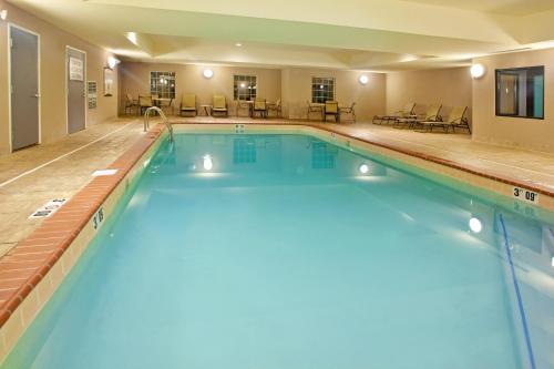 בריכת השחייה שנמצאת ב-Staybridge Suites Elkhart North, an IHG Hotel או באזור