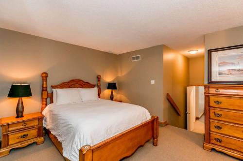 Ένα ή περισσότερα κρεβάτια σε δωμάτιο στο Blue Mountain Chalet Condo Ski in Ski Out 3 BR