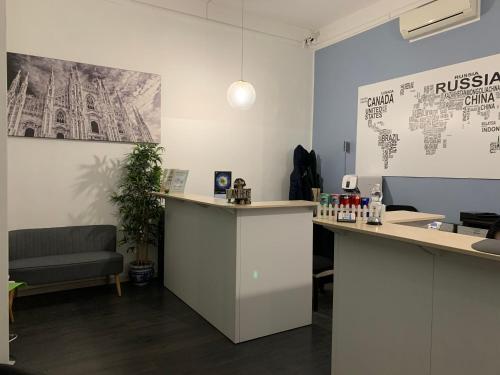 ミラノにあるアイ アム ヒア ジョイア 71の事務所(フロントデスクあり)とロシア地図