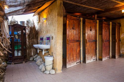 A bathroom at Shkedi's Camplodge