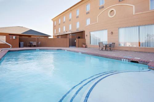 Holiday Inn Express Hotel & Suites Zapata, an IHG Hotel في Zapata: مسبح كبير امام مبنى