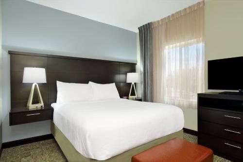 Säng eller sängar i ett rum på Staybridge Suites - Houston - Medical Center, an IHG Hotel