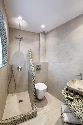 Nectarios Villa - Studios & Suites Adults Onlyにあるバスルーム