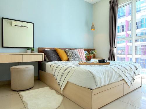 - une chambre avec un lit, une télévision et une fenêtre dans l'établissement Ara Damansara Pacific Place by BeeStay, à Petaling Jaya