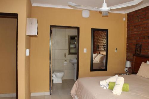 Giường trong phòng chung tại Umhlanga Kruger