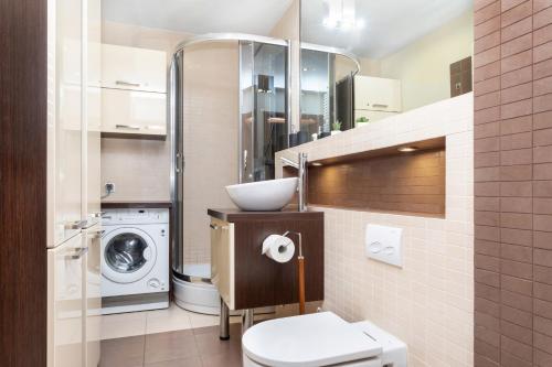 A bathroom at Apartamenty Villa Marea Misdroy by Renters