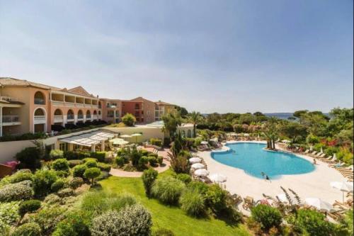 une vue aérienne d'un complexe avec piscine dans l'établissement Appartement de standing face à la baie de St-Tropez, vue mer, jardin et piscine., à La Garonnette-Plage
