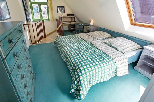 Ferienhaussiedlung Strandperlen Sanddornhof 3d (Typ I) في فاستروم: غرفة نوم مع سرير وخزانة زرقاء