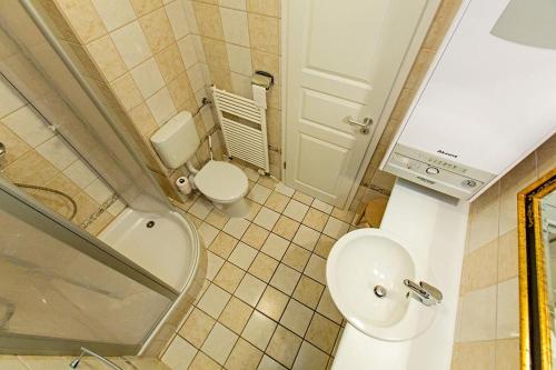 a bathroom with a toilet and a sink and a shower at Ferienhaussiedlung Strandperlen Sanddornhof 2c (Typ II) in Wustrow