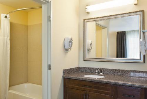 Vannas istaba naktsmītnē Staybridge Suites El Paso Airport, an IHG Hotel