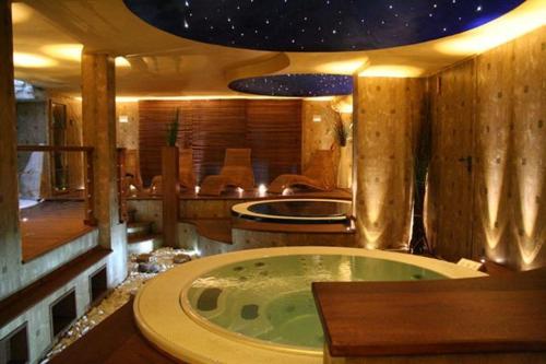 baño con bañera de hidromasaje en una habitación en Hotel Valdaso, en Pedaso
