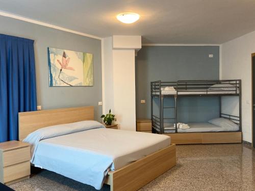 Divstāvu gulta vai divstāvu gultas numurā naktsmītnē Hotel Santa Giulia
