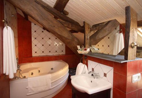 a bathroom with a tub and a toilet and a sink at Hotel y Apartamentos Penarronda Playa in Castropol