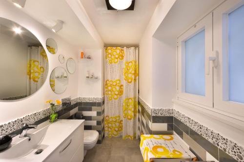 een badkamer met een wastafel, een toilet en een raam bij YourHome - Karme House in Meta