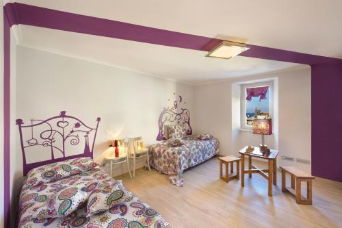 sypialnia z łóżkiem i stołem z lampą w obiekcie YourHome - Karme House w mieście Meta