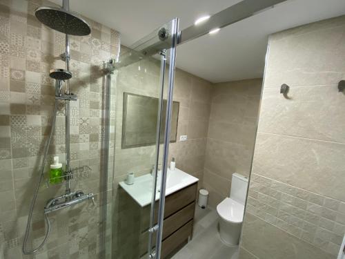 ベナルマデナにあるApart EAM JUPITERのバスルーム(シャワー、洗面台、トイレ付)