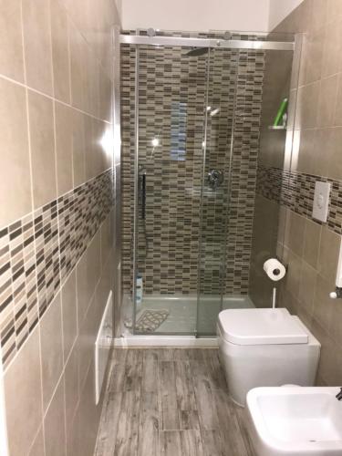 een badkamer met een douche, een toilet en een wastafel bij La Casa in Vigna in Tramonti