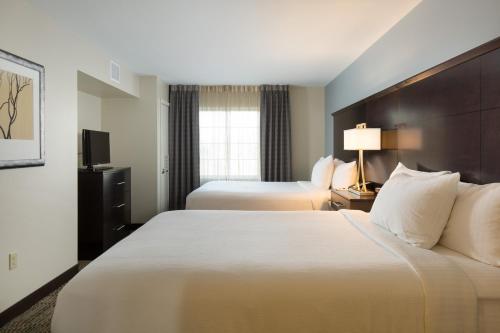 Postel nebo postele na pokoji v ubytování Staybridge Suites Corona South by IHG