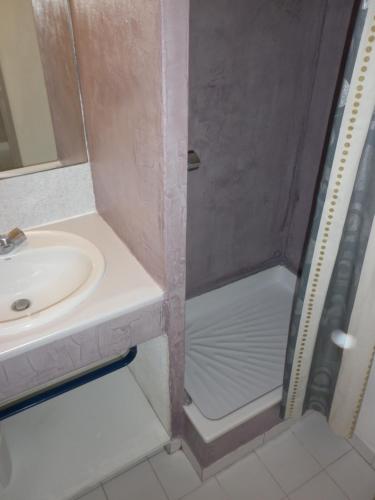 une salle de bain avec un lavabo et une douche dans l'établissement Appartement 2 Pièces Vue Mer Rochelongue CAP D'AGDE, au Cap d'Agde