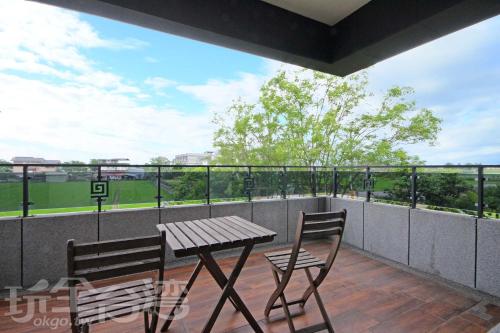 d'une table et de deux chaises sur un balcon avec vue. dans l'établissement Chu V B&B, à Yuanshan