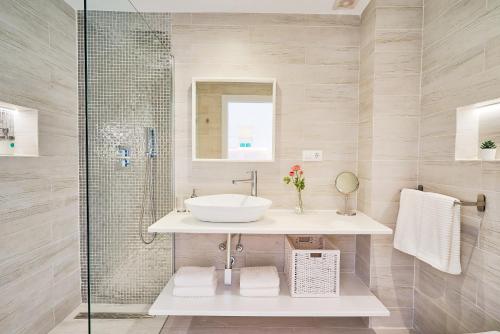 łazienka z umywalką i prysznicem w obiekcie PURO BEACH. Charming apartment with jacuzzi. w mieście Torremolinos