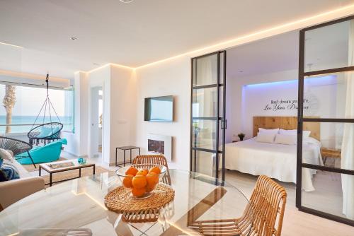 salon z łóżkiem i stołem z pomarańczami w obiekcie PURO BEACH. Charming apartment with jacuzzi. w mieście Torremolinos