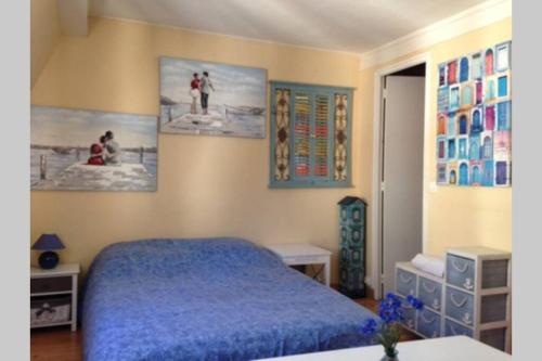 Tempat tidur dalam kamar di Charming flat middle of Trouville, 150m from beach