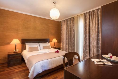 
Een bed of bedden in een kamer bij Hotel St John Villas, Suites & Spa
