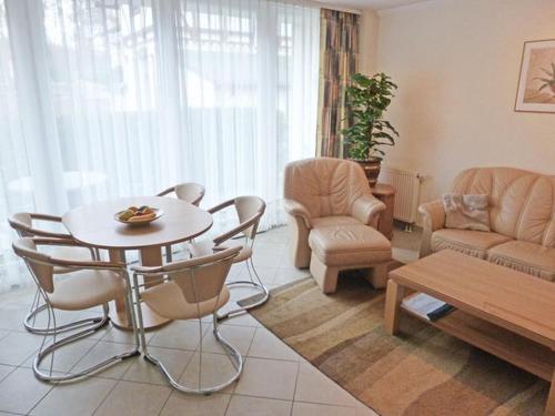 sala de estar con mesa y sillas en Villa Seestern _ Wohnung 2, en Neuhof