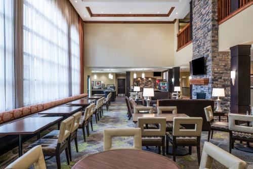 Televisyen dan/atau pusat hiburan di Staybridge Suites Eau Claire - Altoona by IHG