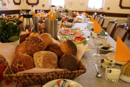 une table avec un panier de pain sur une table dans l'établissement Pension Selzer, à Antrifttal