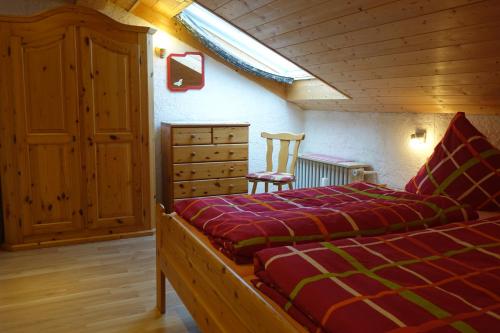 Een bed of bedden in een kamer bij Atelierhaus Ferienwohnungen